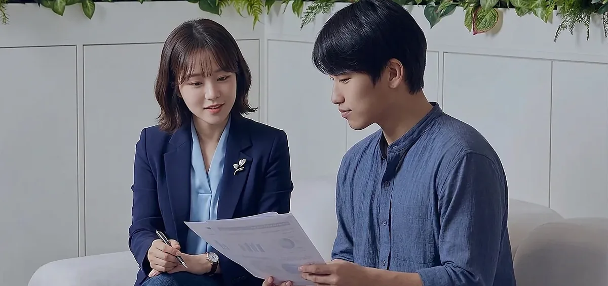 AESF 컨설턴트가 학생과 지원 서류를 함께 보며 상담하는 모습